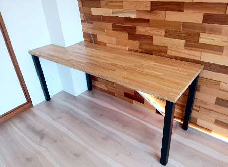 タモの集成材を使った天板オーダーサイズ　壁面テーブル