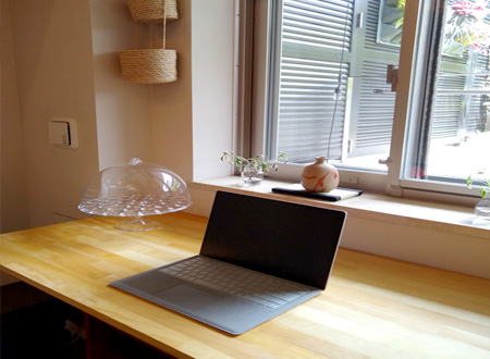 タモの集成材を使った天板オーダーサイズ　壁面テーブル